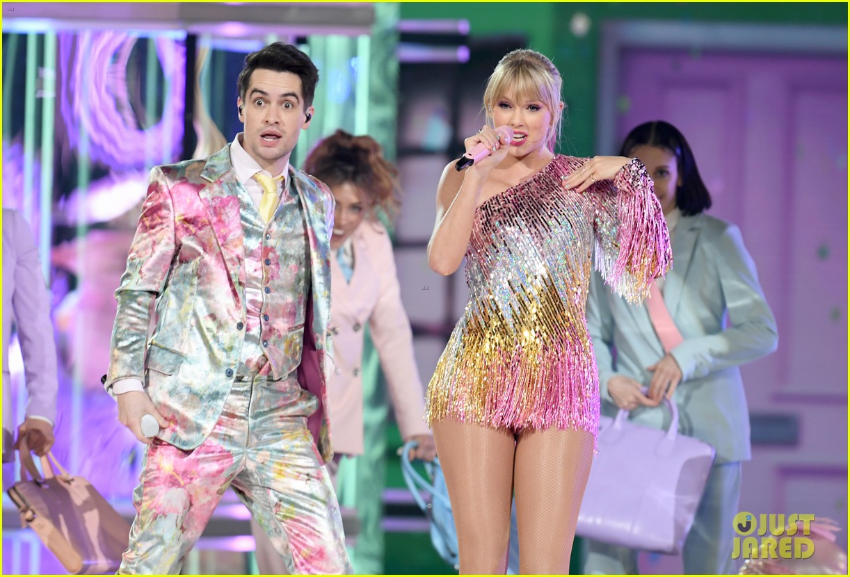 taylor swift and brendon urie perform me at billboard music awards 2019 12