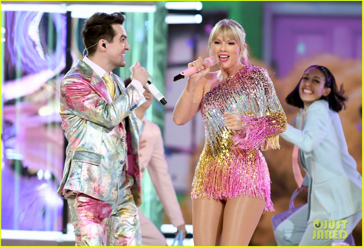 taylor swift and brendon urie perform me at billboard music awards 2019 13