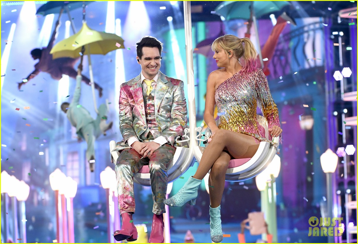 taylor swift and brendon urie perform me at billboard music awards 2019 14