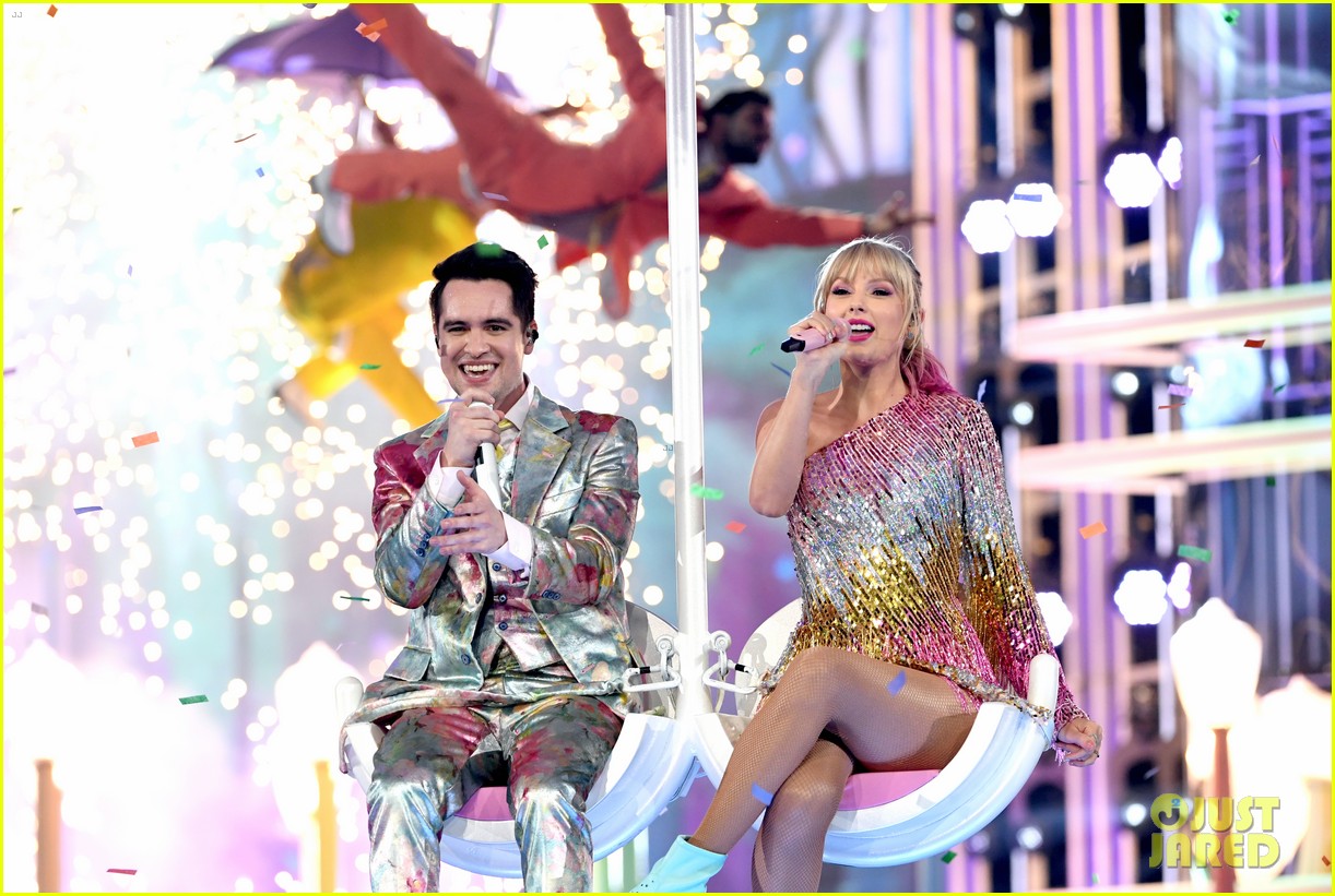 taylor swift and brendon urie perform me at billboard music awards 2019 15