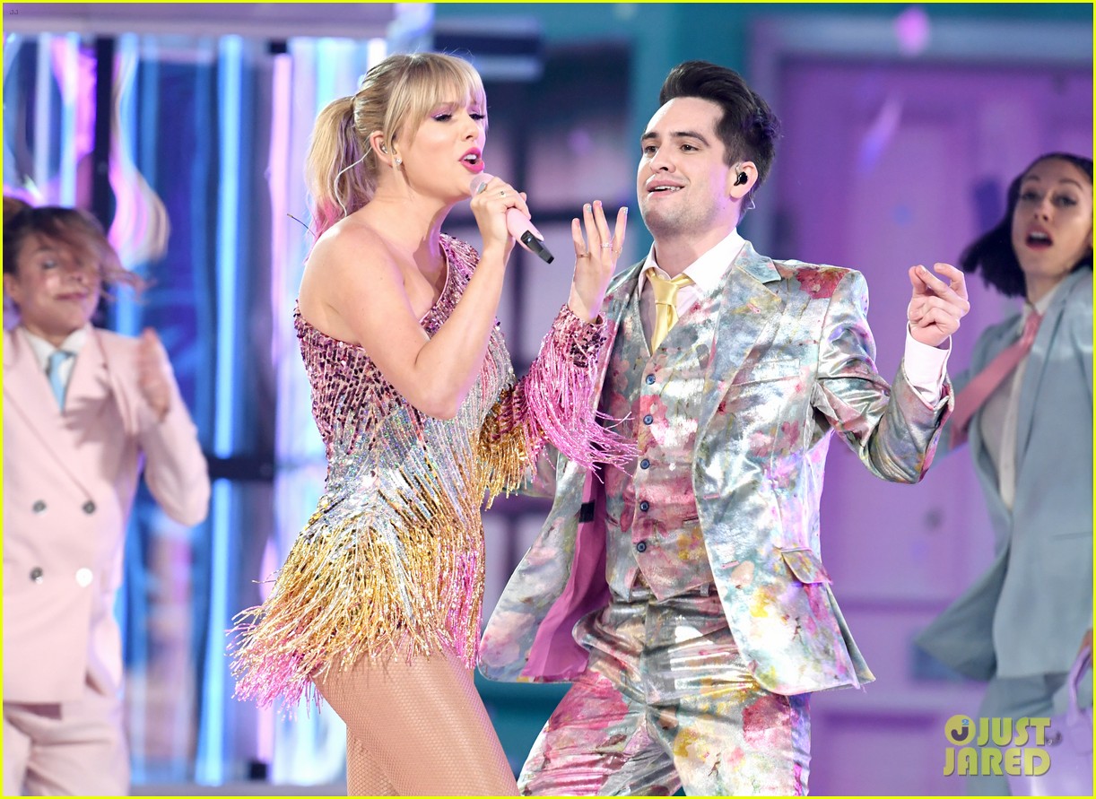 taylor swift and brendon urie perform me at billboard music awards 2019 18