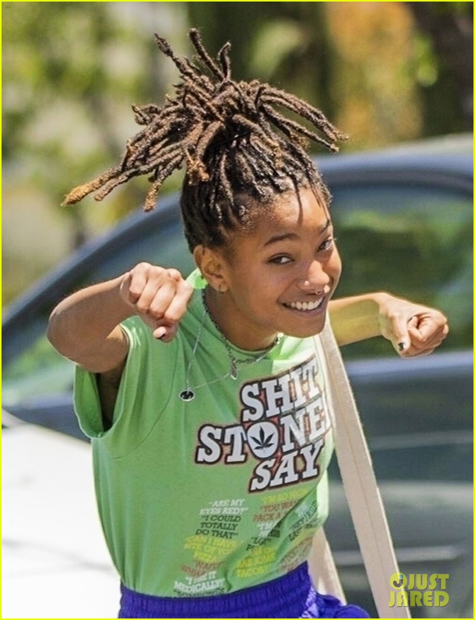 willow smith has fun with paparazzi after lunch 01