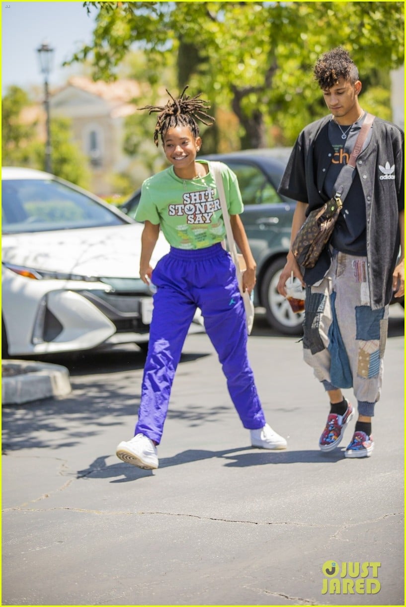 willow smith has fun with paparazzi after lunch 02