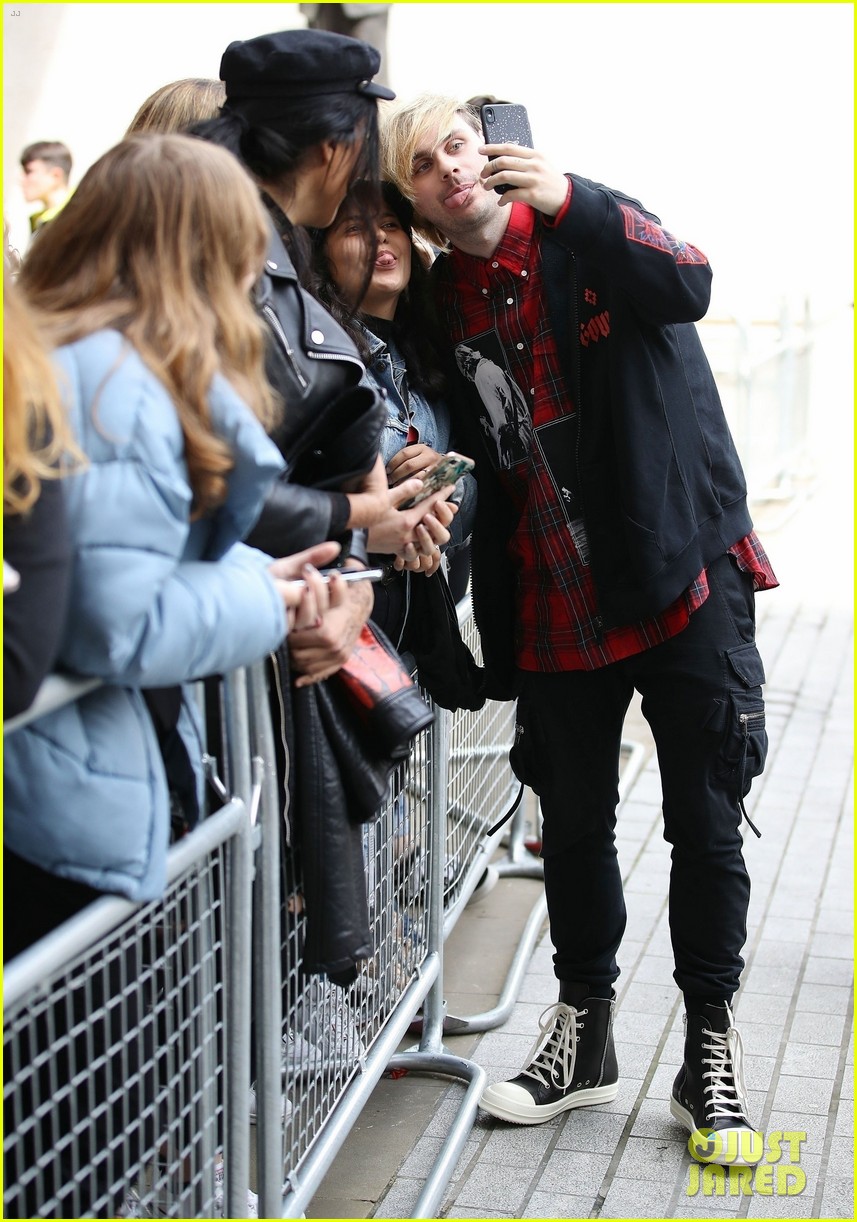 5 seconds of summer meet fans outside radio station 04