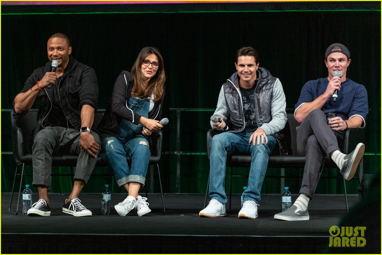 stephen robbie amell attend supanova expo together 01