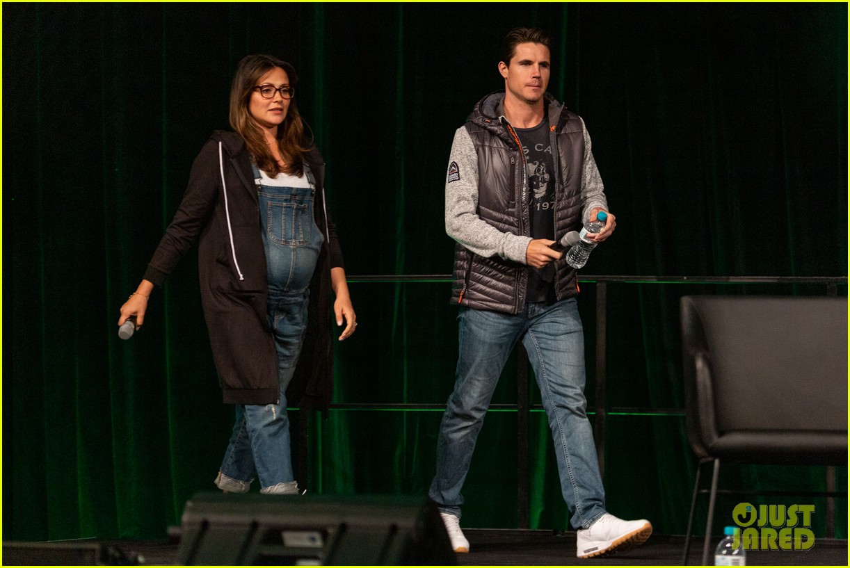 stephen robbie amell attend supanova expo together 05