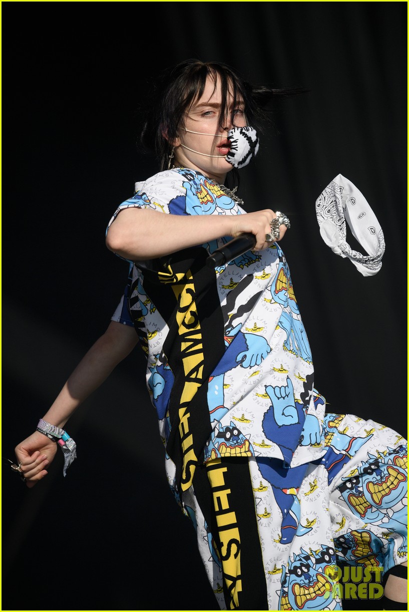 billie eilish performs at glastonbury festival for first time 03