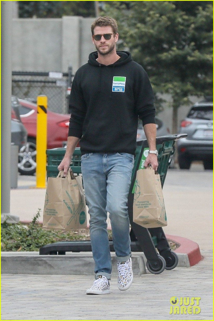 liam hemsworth rocks printed sneakers for lunch with his family 01