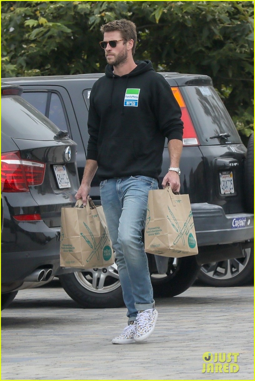 liam hemsworth rocks printed sneakers for lunch with his family 02