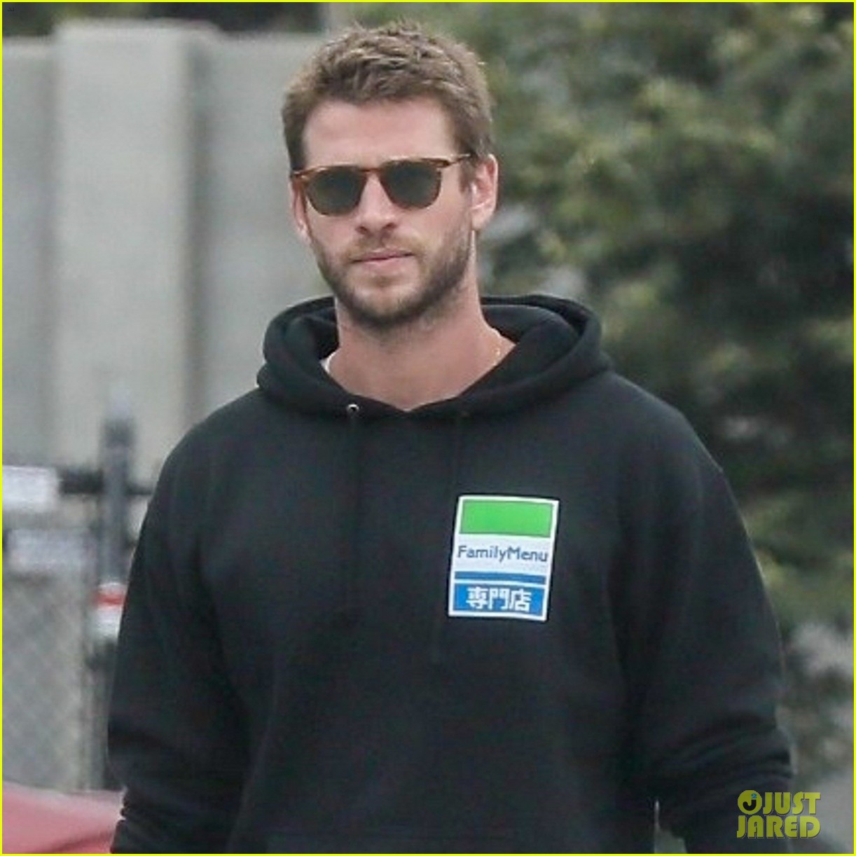 liam hemsworth rocks printed sneakers for lunch with his family 03