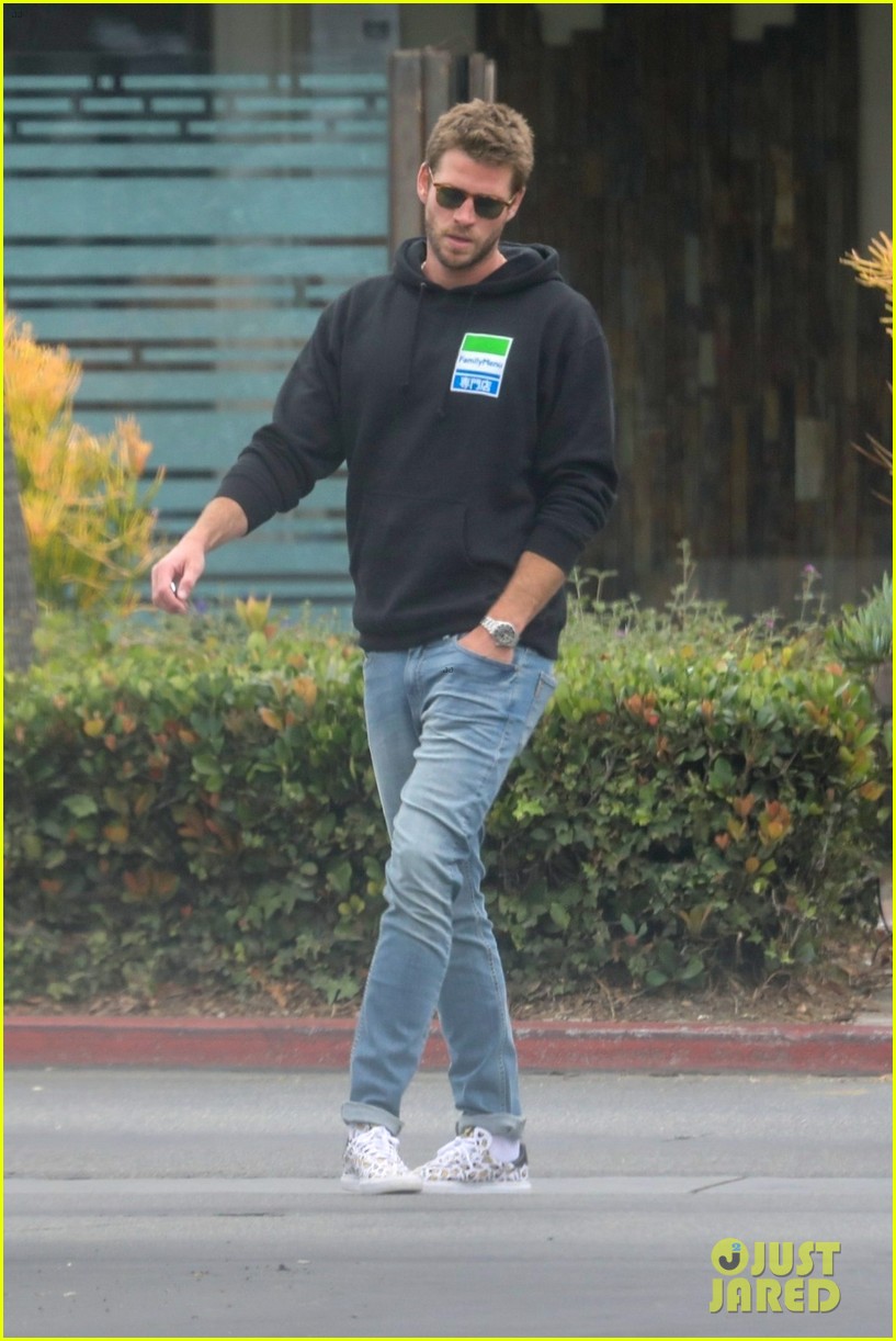 liam hemsworth rocks printed sneakers for lunch with his family 04