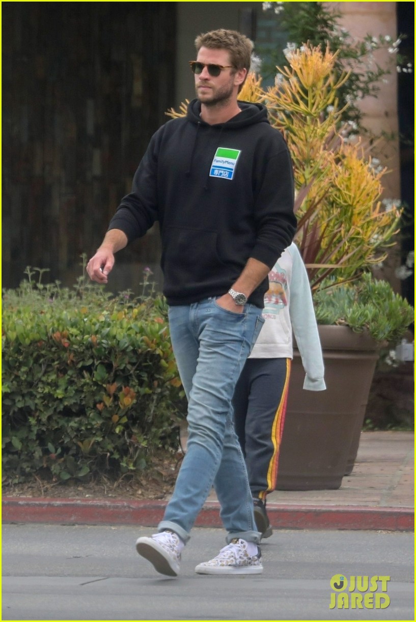 liam hemsworth rocks printed sneakers for lunch with his family 05