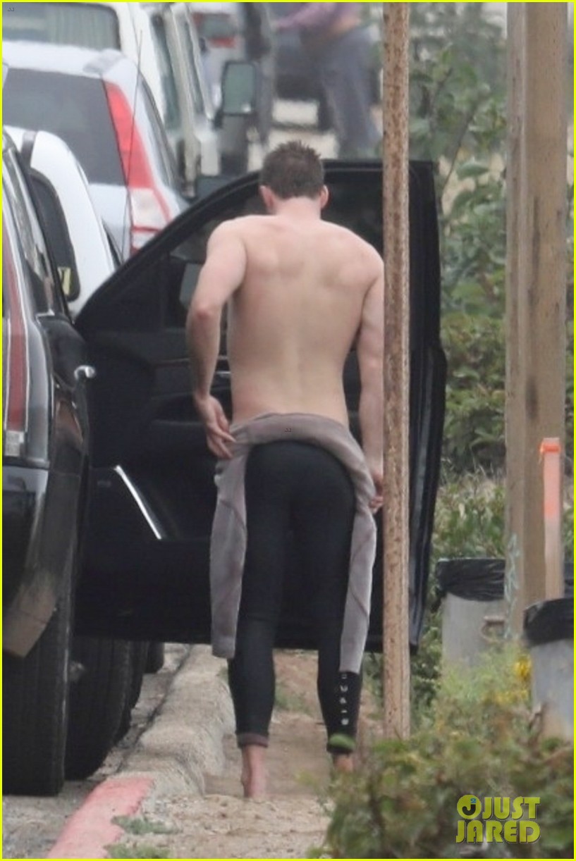 liam hemsworth strips out of his wetsuit after surfing 04
