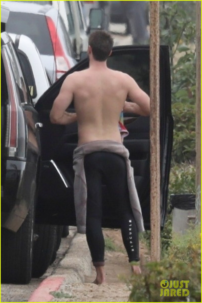 liam hemsworth strips out of his wetsuit after surfing 06
