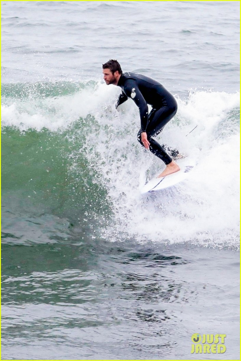 liam hemsworth strips out of his wetsuit after surfing 09