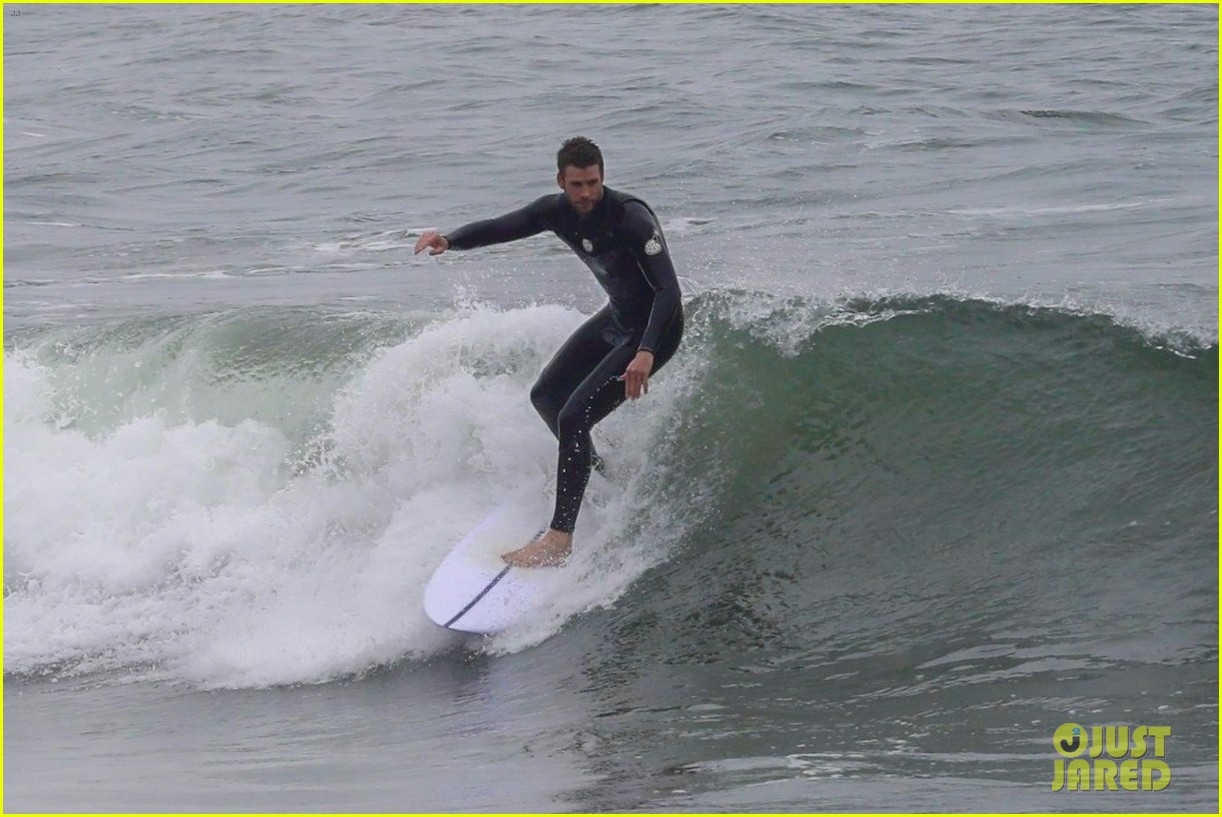 liam hemsworth strips out of his wetsuit after surfing 10