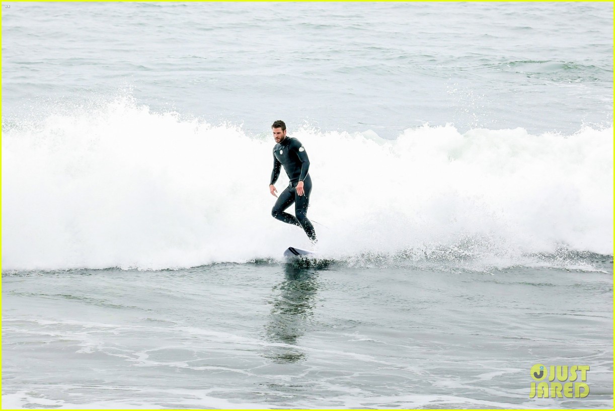 liam hemsworth strips out of his wetsuit after surfing 15