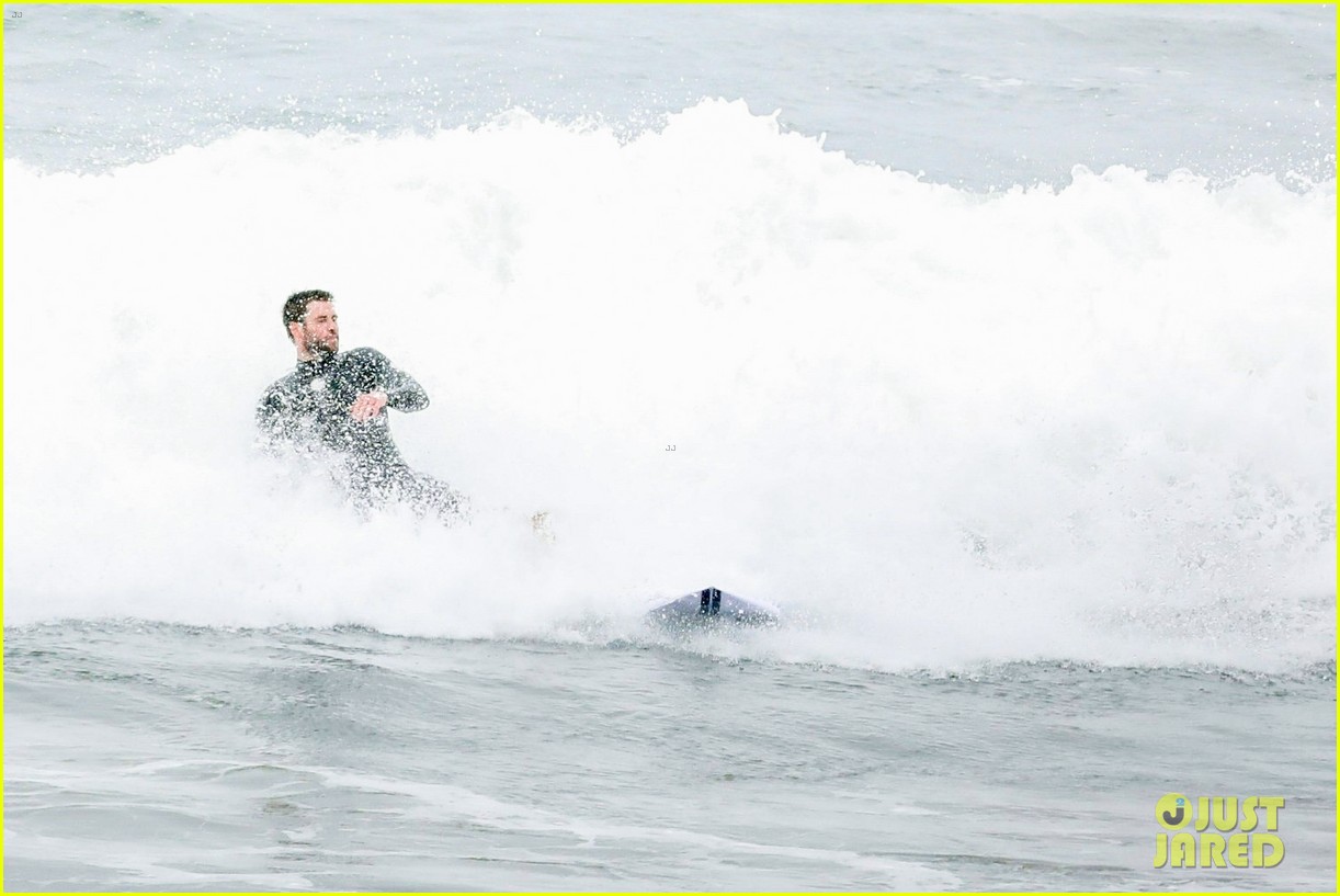 liam hemsworth strips out of his wetsuit after surfing 18