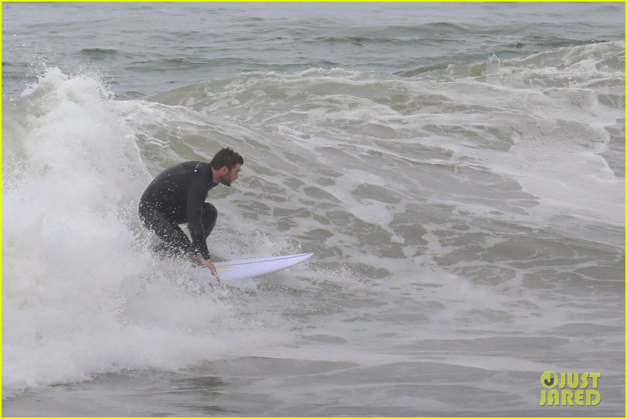 liam hemsworth strips out of his wetsuit after surfing 21