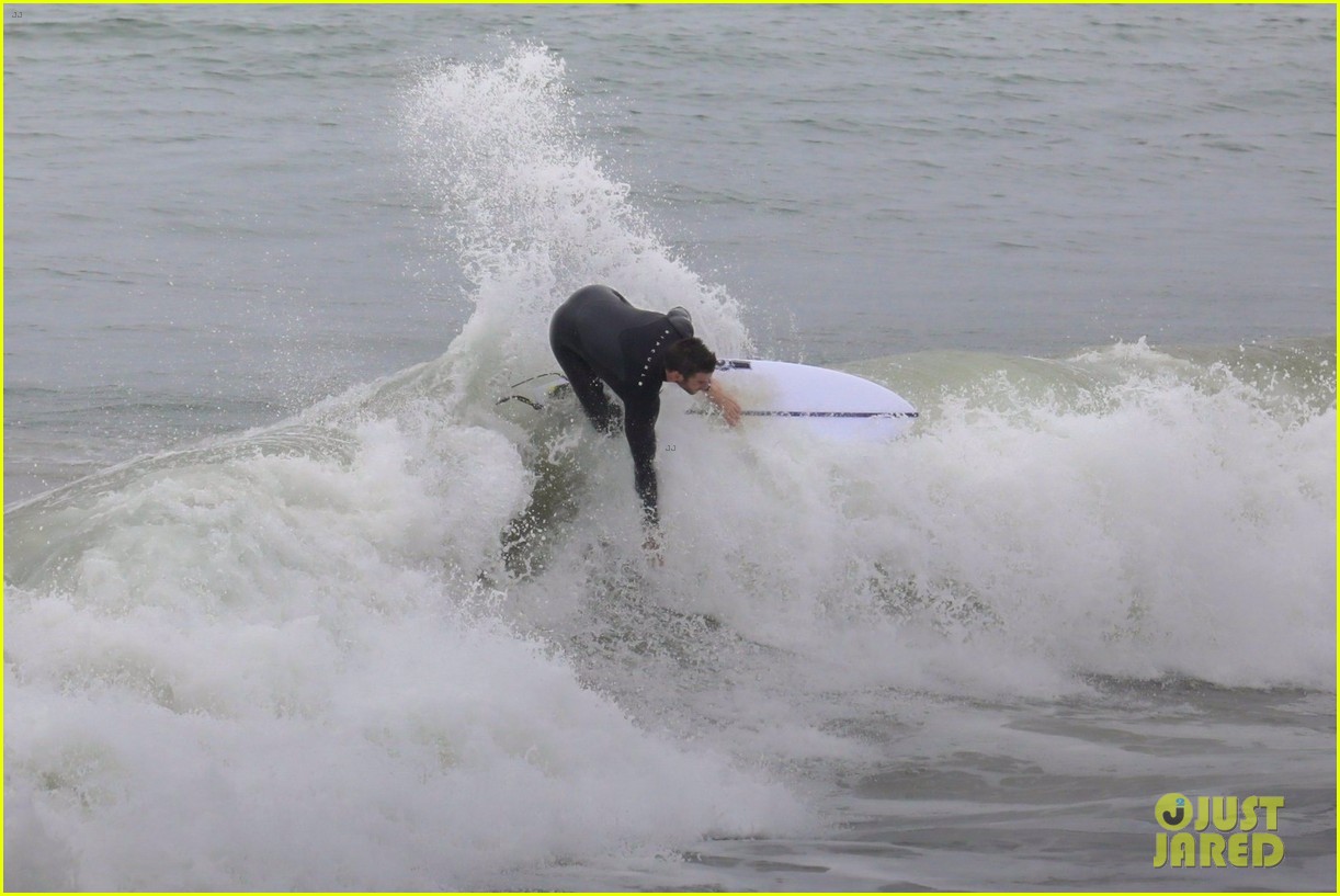 liam hemsworth strips out of his wetsuit after surfing 25