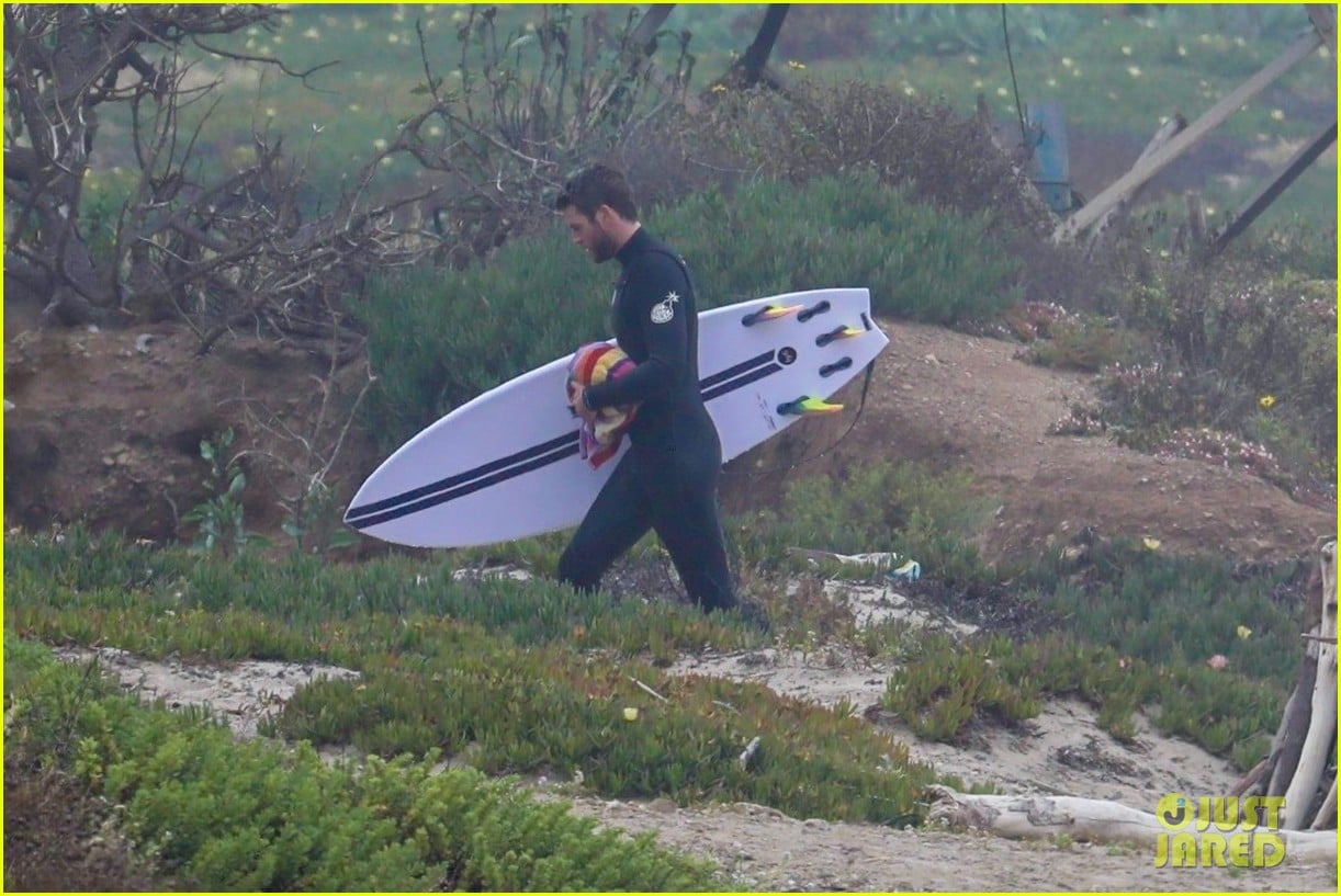 liam hemsworth strips out of his wetsuit after surfing 27