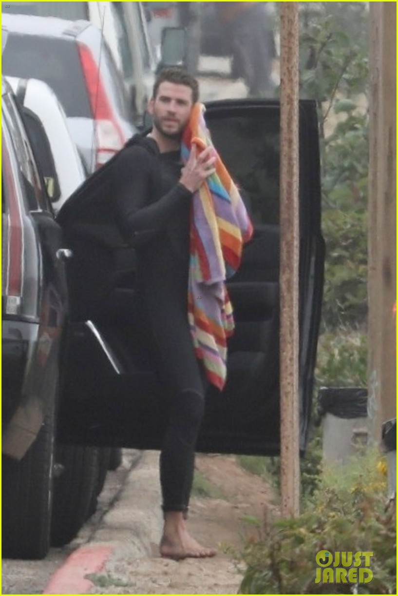 liam hemsworth strips out of his wetsuit after surfing 28