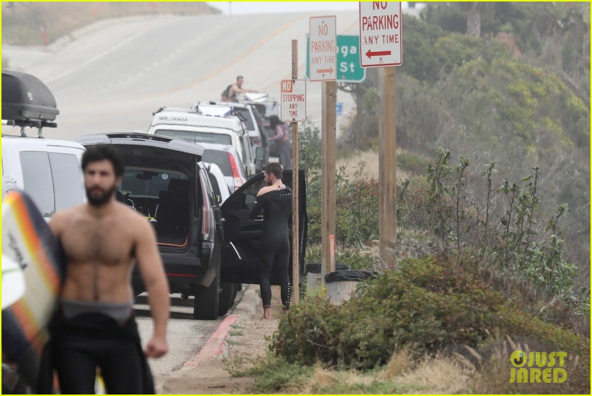 liam hemsworth strips out of his wetsuit after surfing 29