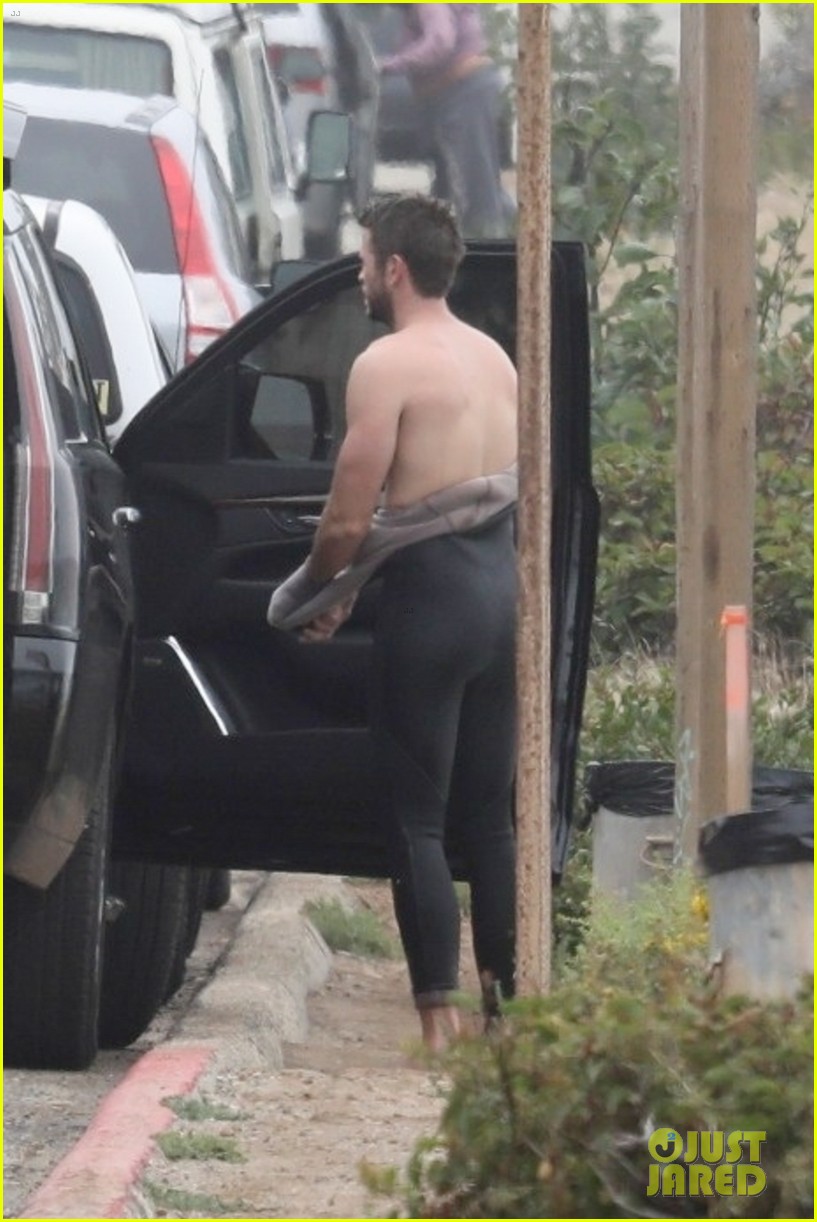 liam hemsworth strips out of his wetsuit after surfing 30