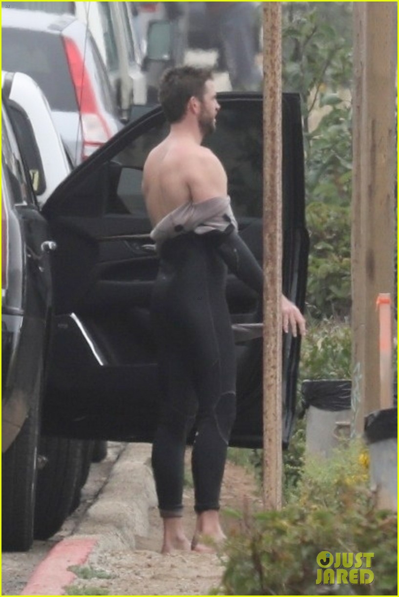 liam hemsworth strips out of his wetsuit after surfing 31