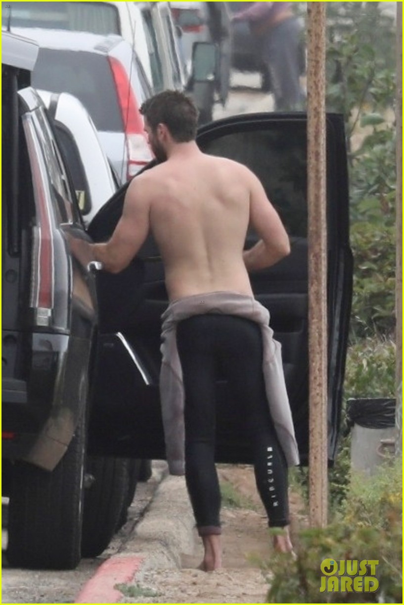 liam hemsworth strips out of his wetsuit after surfing 36