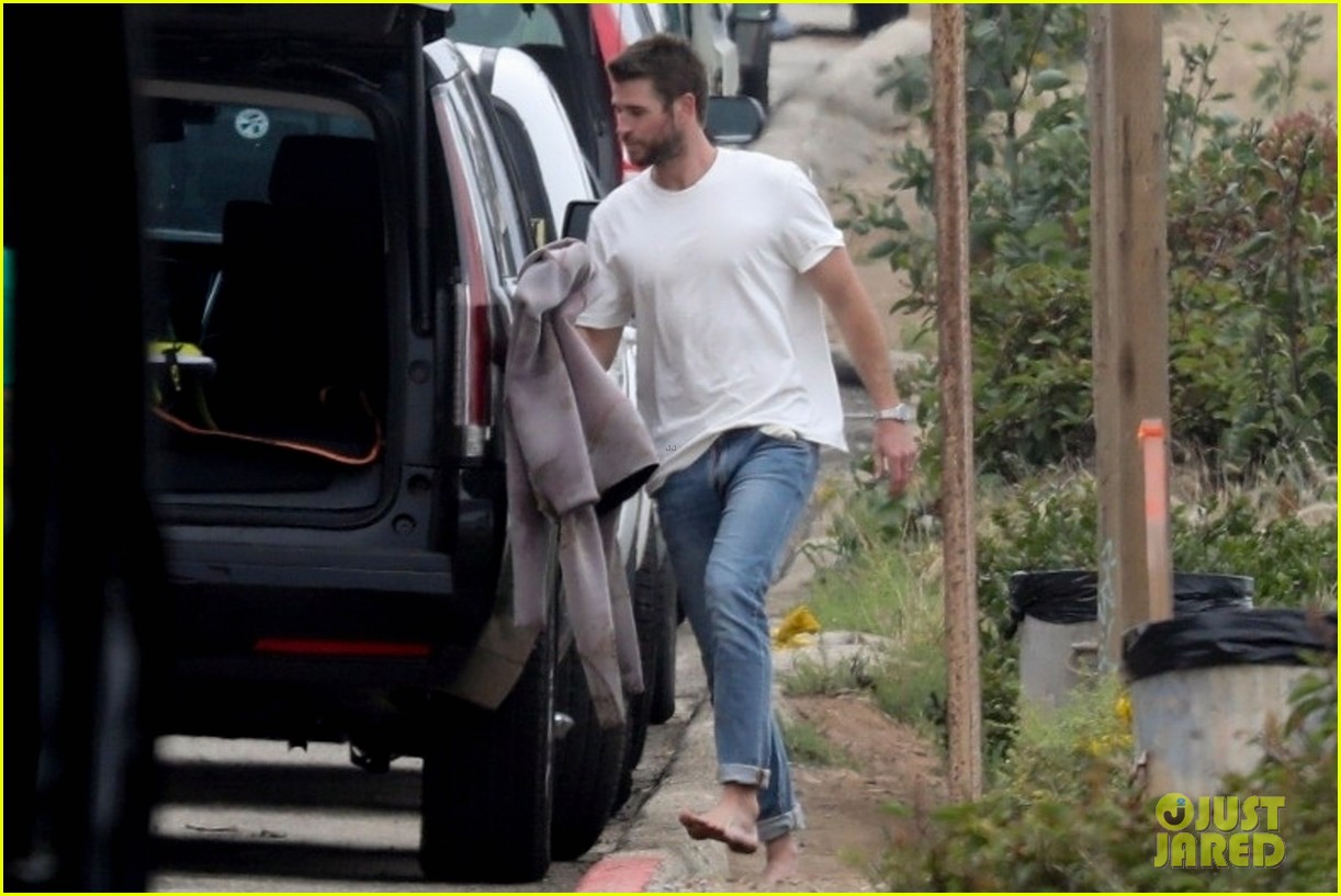 liam hemsworth strips out of his wetsuit after surfing 39