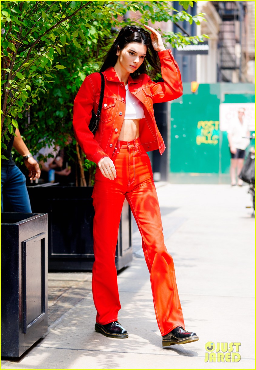 kendall jenner rocks all red for lunch in nyc 04
