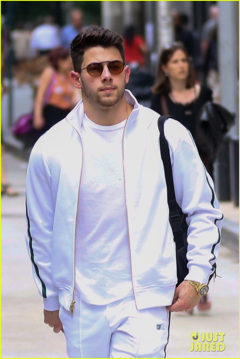 jonas brothers jet out of nyc after releasing happiness begins 01
