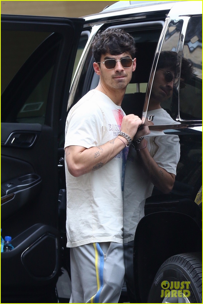 jonas brothers jet out of nyc after releasing happiness begins 38