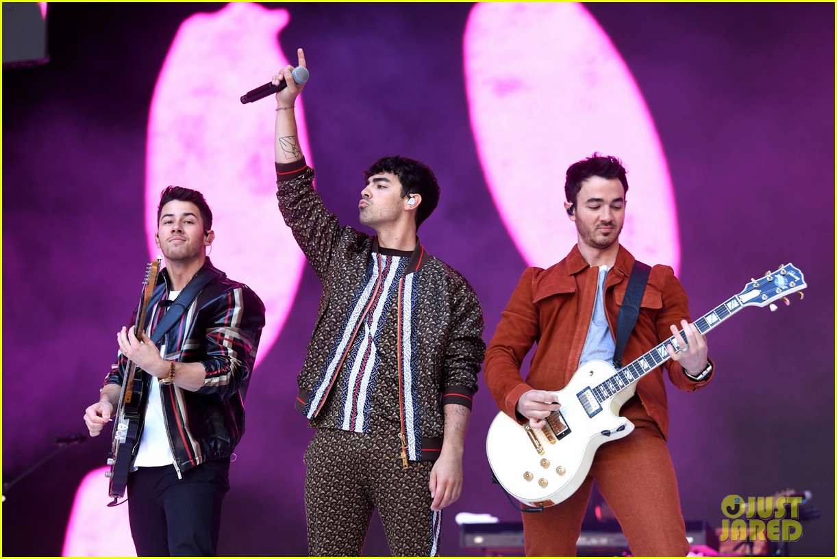jonas brothers perform year 3000 with busted at summertime ball 02