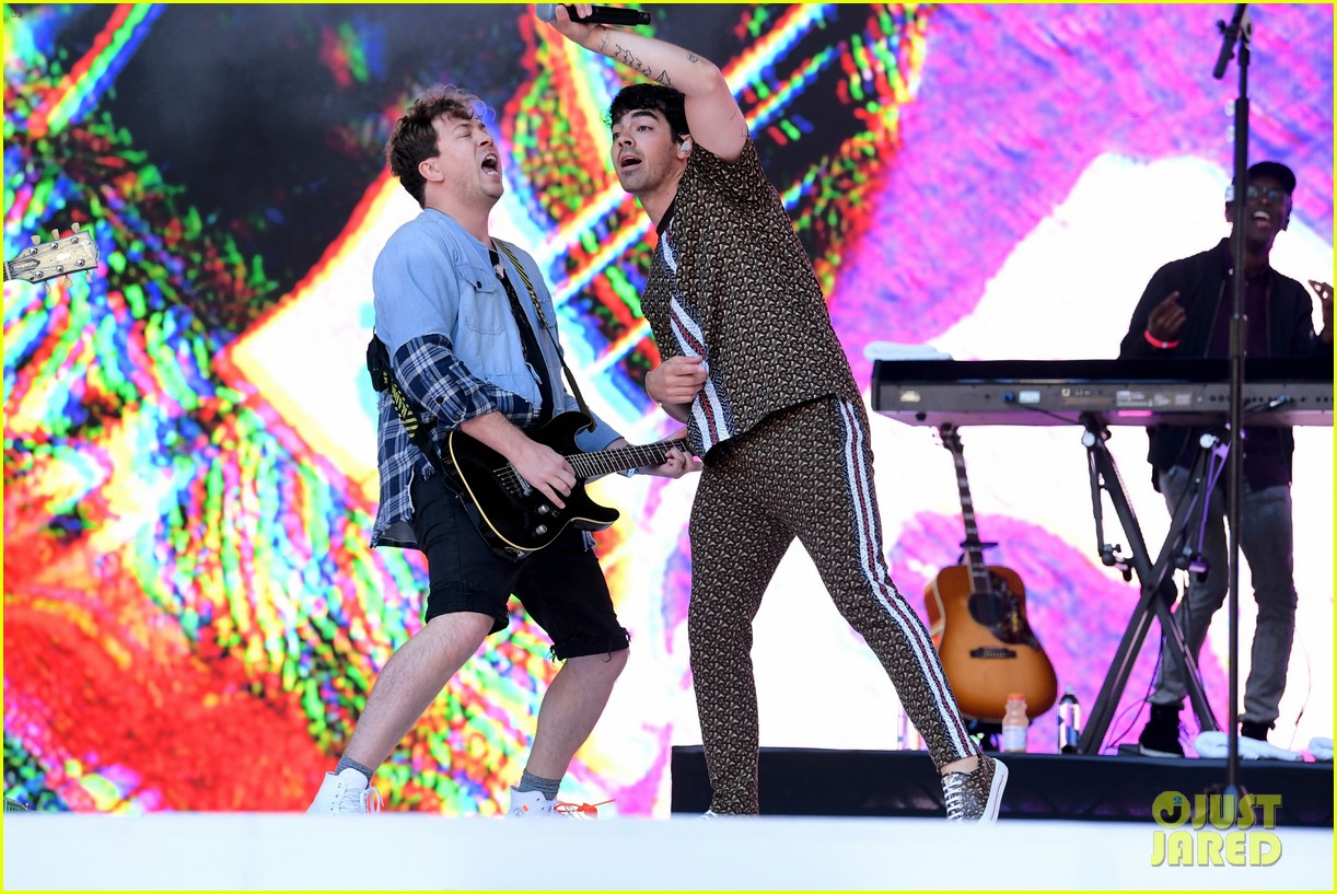 jonas brothers perform year 3000 with busted at summertime ball 15