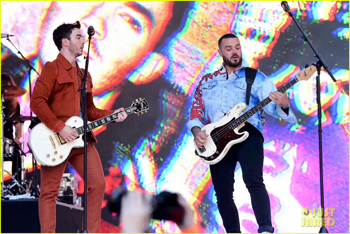 jonas brothers perform year 3000 with busted at summertime ball 17