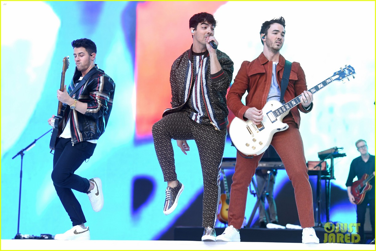 jonas brothers perform year 3000 with busted at summertime ball 19