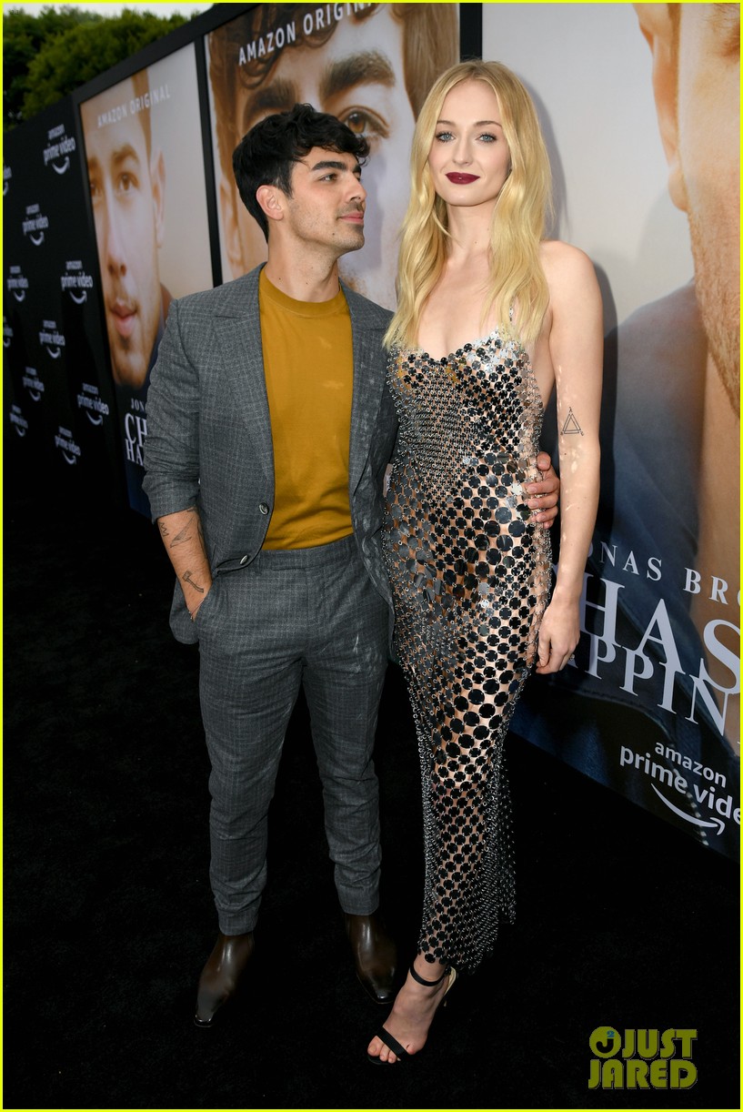 jonas brothers and wives at chasing happiness premiere 03