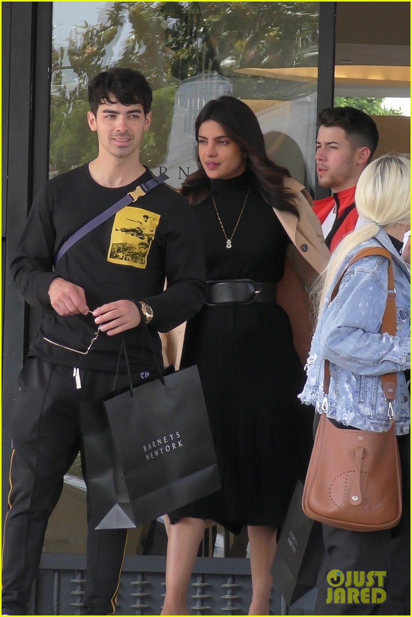 jonas brothers and wives at chasing happiness premiere 06