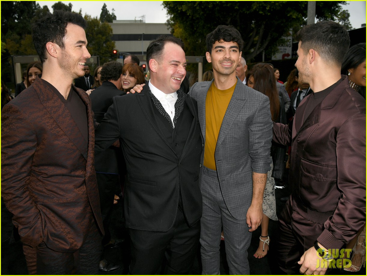 jonas brothers and wives at chasing happiness premiere 08