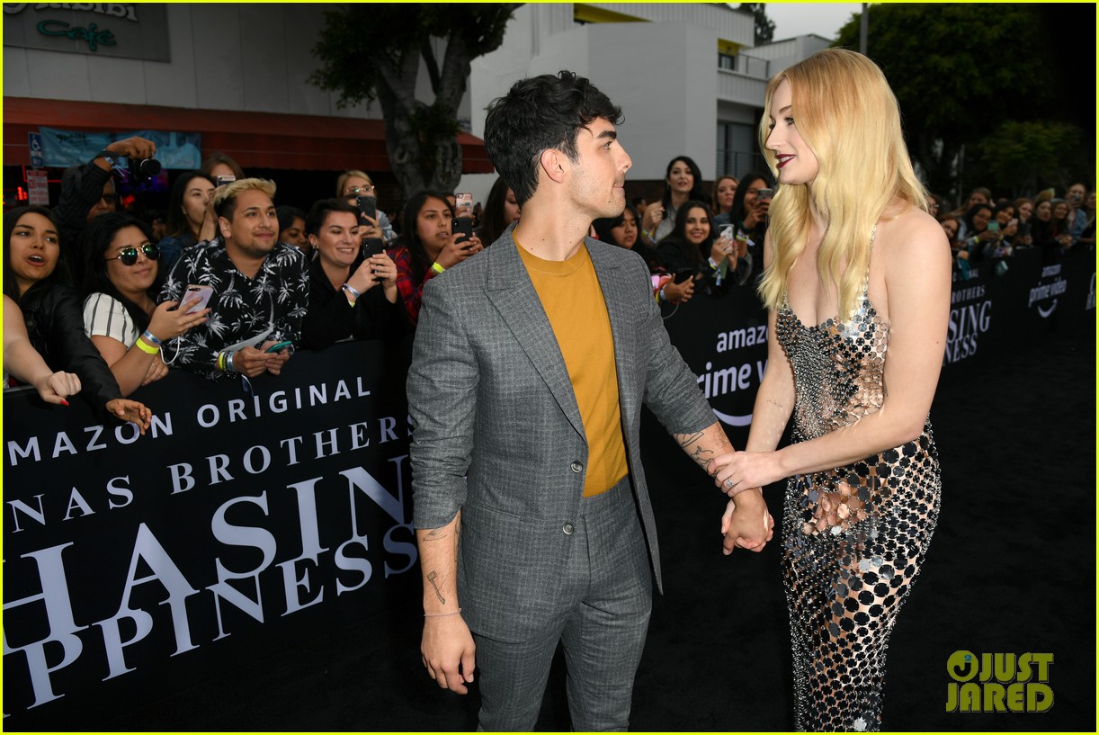 jonas brothers and wives at chasing happiness premiere 13
