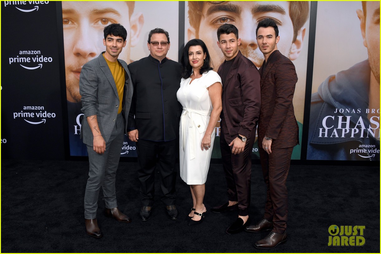 jonas brothers and wives at chasing happiness premiere 31