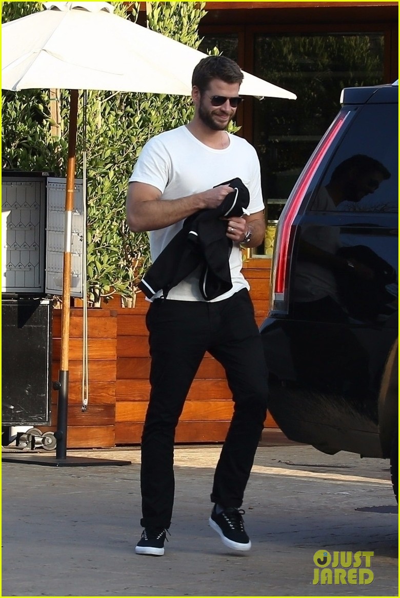 liam hemsworth grabs pre fathers day meal with family 01