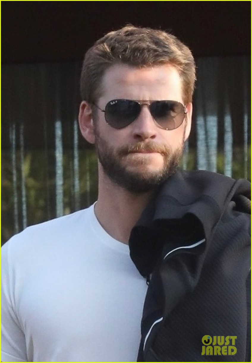 liam hemsworth grabs pre fathers day meal with family 02