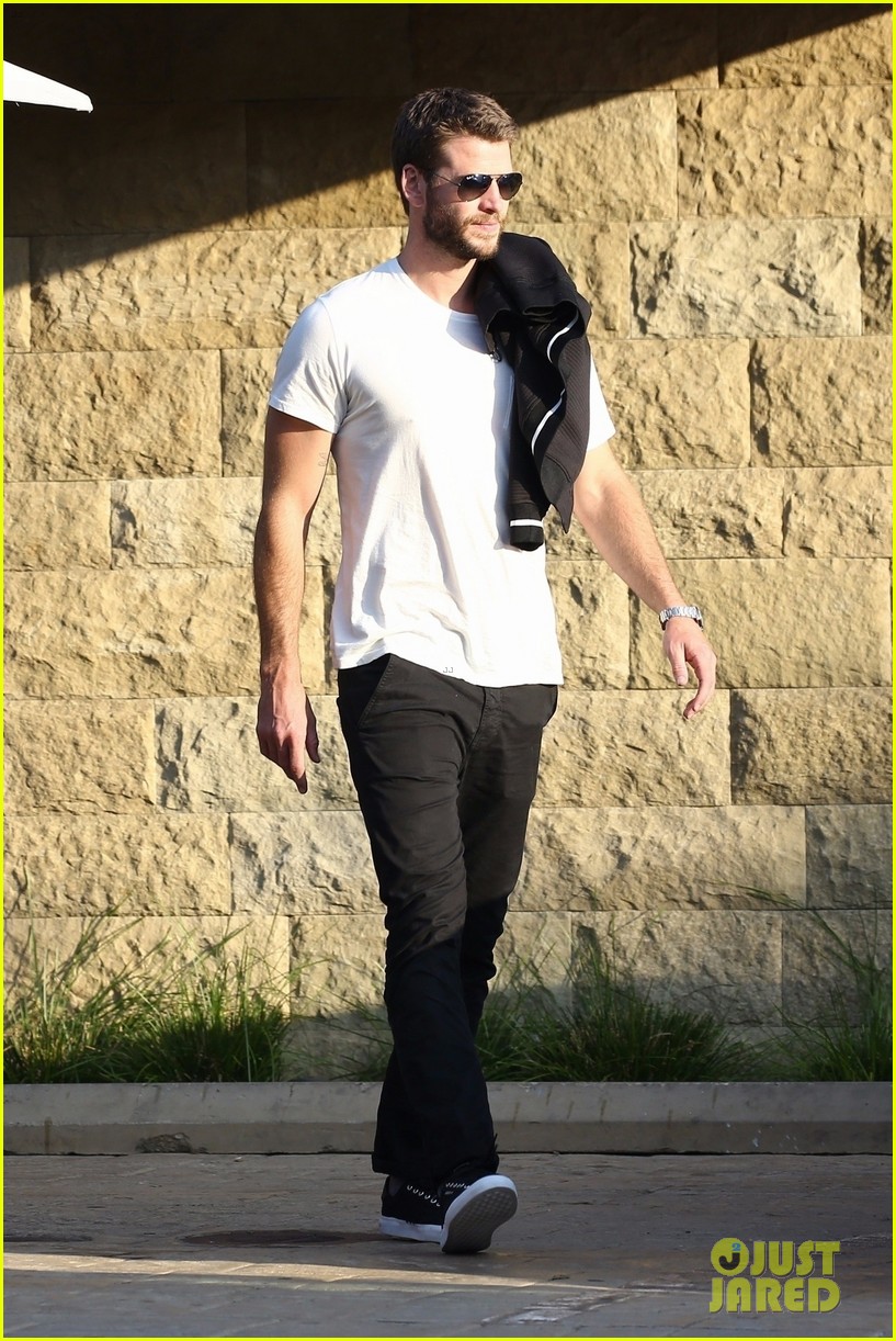 liam hemsworth grabs pre fathers day meal with family 03
