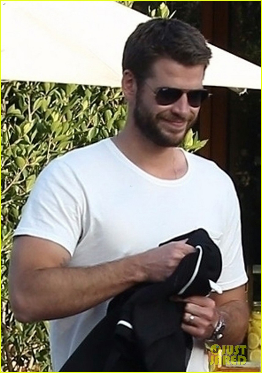 liam hemsworth grabs pre fathers day meal with family 04