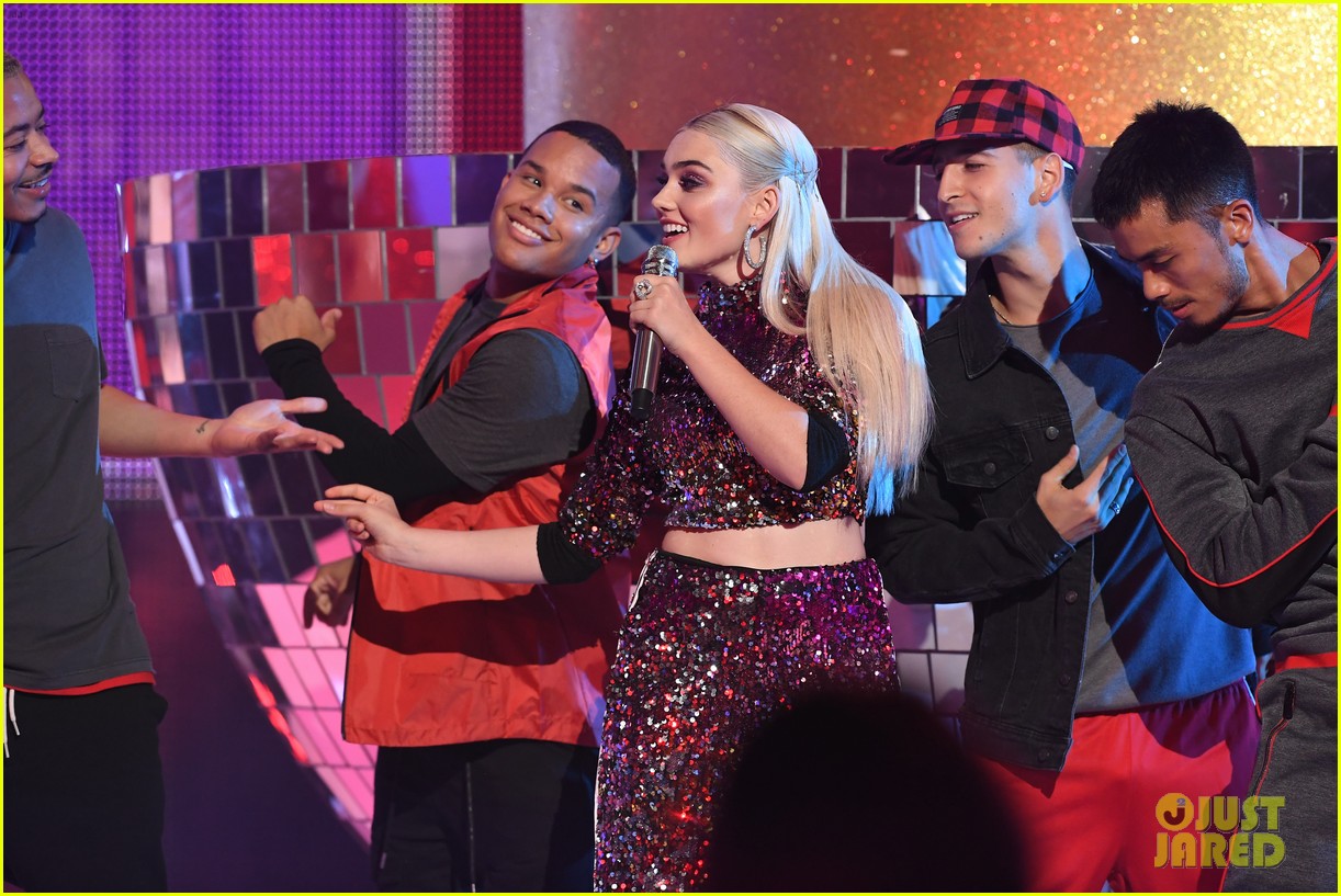 meg donnelly performs with u with fetty wap at ardys 2019 02