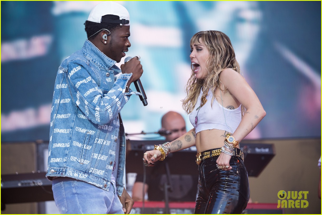 miley cyrus brings out dad billy ray lil nas x for old town road 01