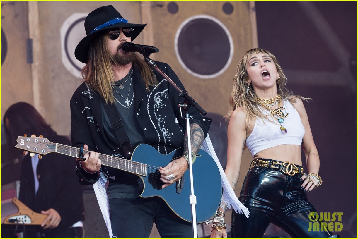 miley cyrus brings out dad billy ray lil nas x for old town road 03